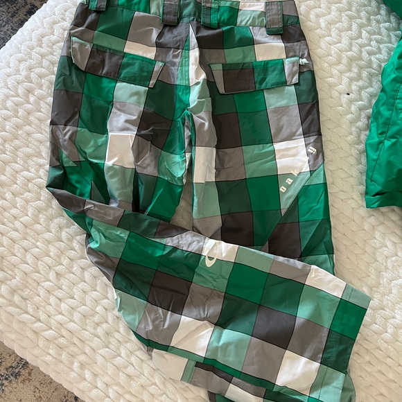 Like New Oakley Green Snowboarding Set Small - Picture 6 of 7